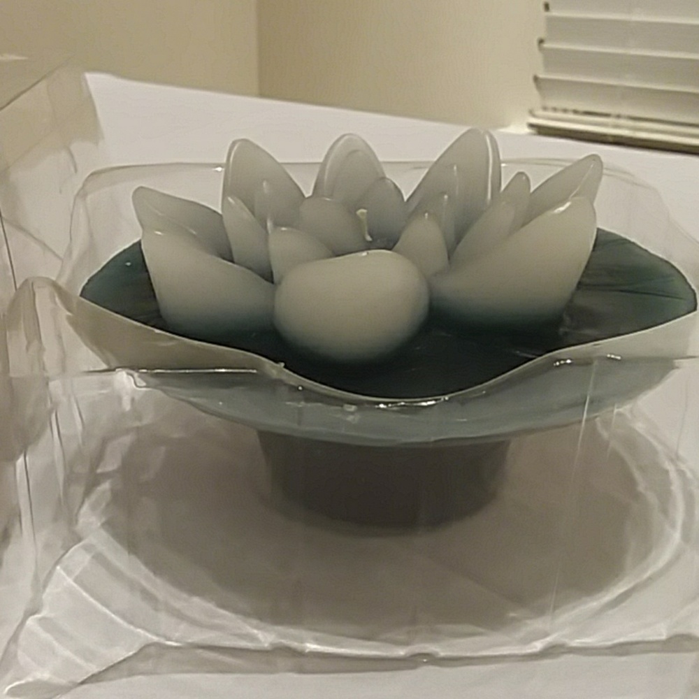 FLOATING CANDLES - Picture 5 of 6